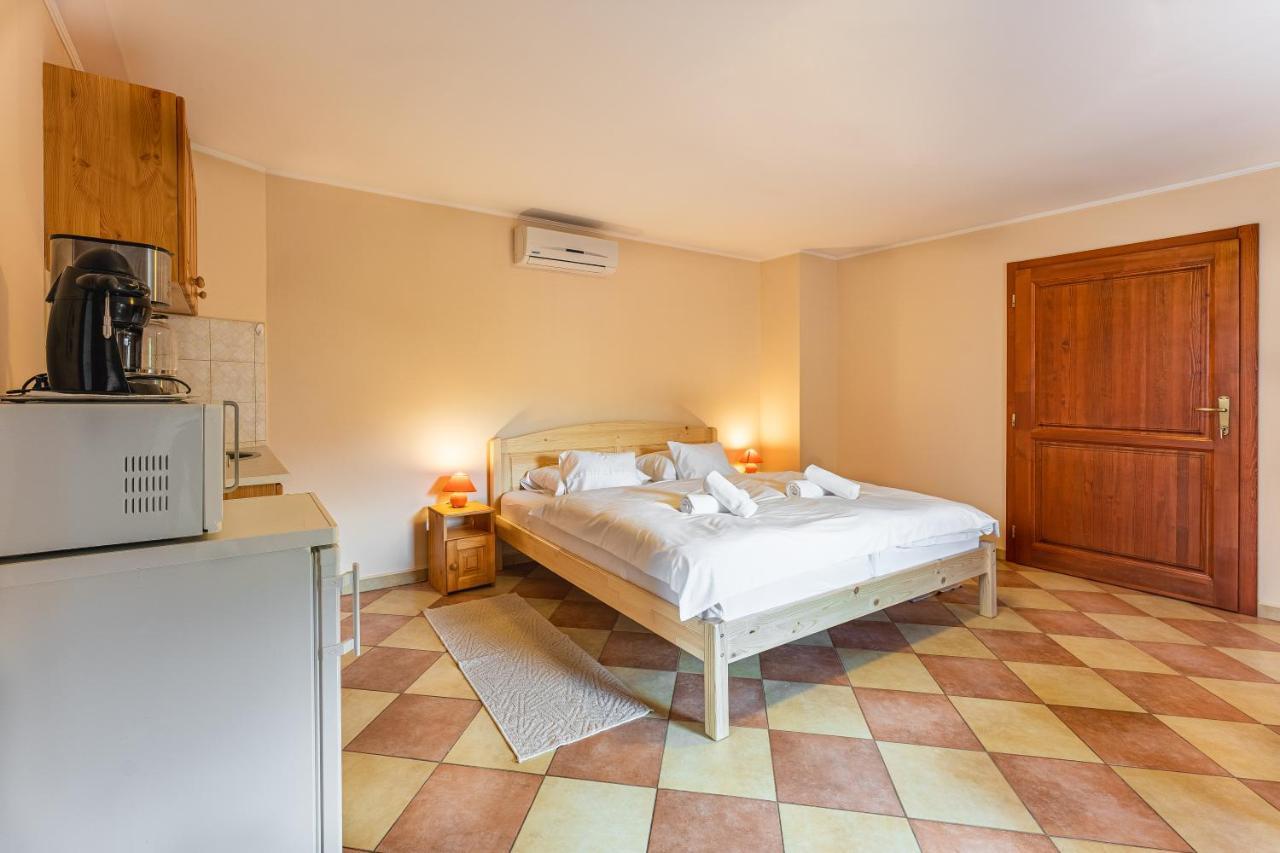 Varazsko Apartman Gyula Exteriör bild